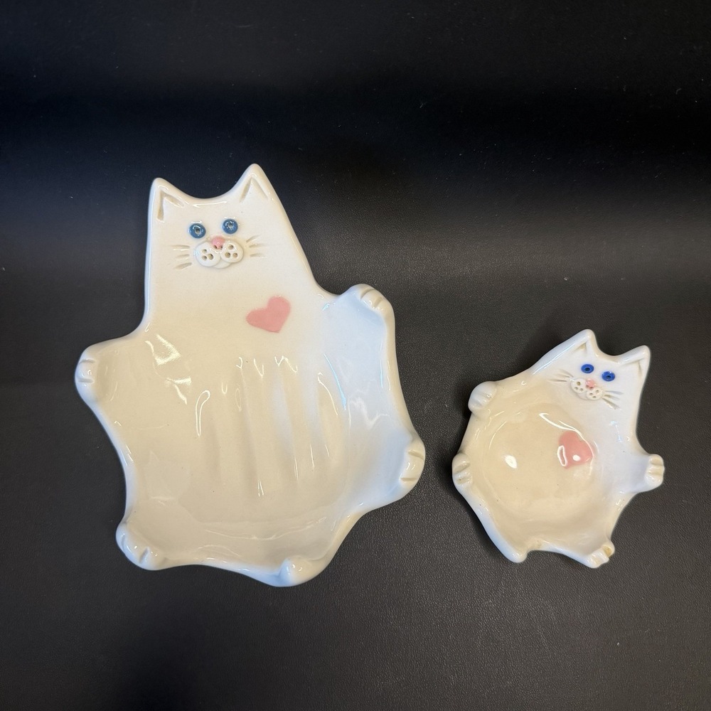 2 Stoneware White Kitty Cat Belly Trinket Dish Blue Eyes Nesting Mama Kitten